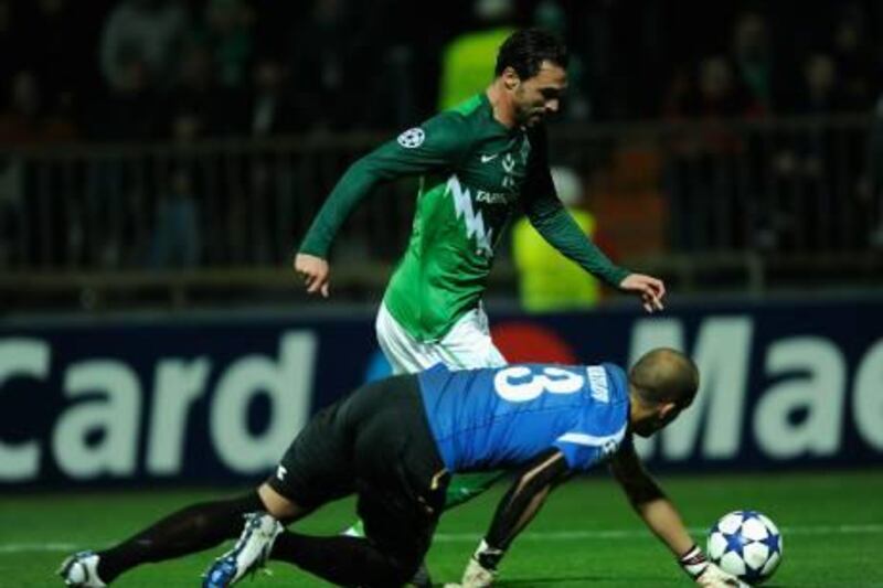 BREMEN, GERMANY - NOVEMBER 02:  Hugo Almeida  of Bermen has a chanc saved by Nikolay Mihaylov of Twente during the UEFA Champions League group A match between SV Werder Bremen and FC Twente at Weser Stadium on November 2, 2010 in Bremen, Germany.  (Photo by Stuart Franklin/Bongarts/Getty Images) *** Local Caption ***  GYI0062296751.jpg