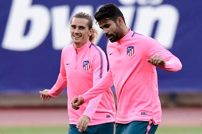 Atletico Madrid's French forward Antoine Griezmann (L) and Atletico Madrid's Spanish forward Diego Costa take part in a training session at the Vicente Calderon Stadium in Madrid on October 30, 2017 on the eve of the UEFA Champions League group C football match between Atletico Madrid and Qarabag.  / AFP PHOTO / JAVIER SORIANO