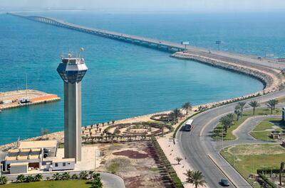 BA5J4W King Fahd Causeway linking Bahrain and Saudi Arabia in Persian Gulf view towards Bahrain from approx "mid point" services area