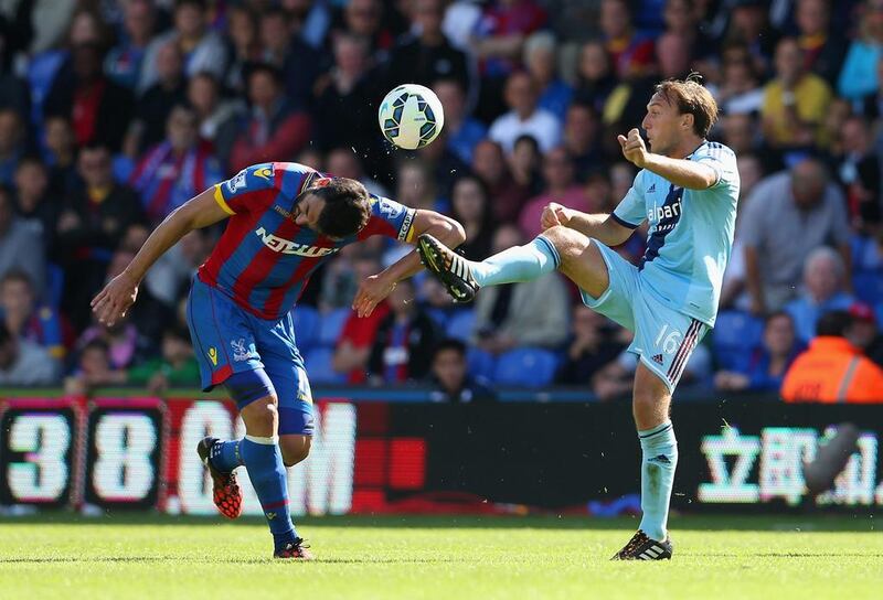 Mile Jedinak of Crystal Palace and Mark Noble of West Ham battle for the ball during the Barclays Premier League match between Crystal Palace and West Ham United at Selhurst Park on August 23, 2014 in London, England. (Photo by Scott Heavey/Getty Images)