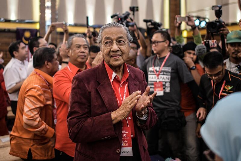 Former Malaysian prime minister Mahathir Mohamad applauds after he was elected as the opposition's prime ministerial candidate during the four-party coalition Pact of Hope (Pakatan Harapan) convention in Shah Alam, outside Kuala Lumpur on January 7, 2018. 
Malaysia's veteran ex-leader Mahathir Mohamad was named as the opposition's prime ministerial candidate on January 7 as a bruising election battle looms against scandal-plagued premier Najib Razak and his long-ruling coalition. / AFP PHOTO / MOHD RASFAN