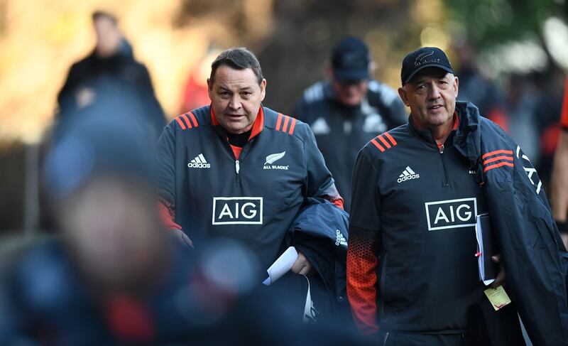 New Zealand's head coach Steve Hansen (L) arrives for a training session on November 7, 2017 in Suresnes, as part of the team's preparation ahead of a test match against France on November 11. / AFP PHOTO / FRANCK FIFE