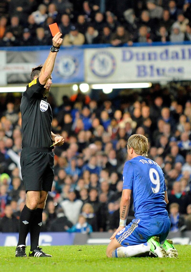 epa03450698 Chelsea's Fernando Torres (R) is sent off by referee Mark Clattenburg during the English Premier League soccer match between Chelsea and Manchester United at Stamford Bridge, London, Britain, 28 October 2012.  EPA/GERRY PENNY DataCo terms and conditions apply.  http//www.epa.eu/downloads/DataCo-TCs.pdf *** Local Caption ***  03450698.jpg