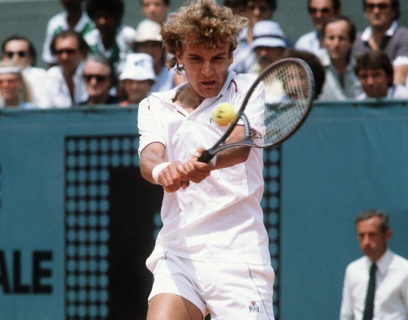 Swede's Mats Wilander hits a double backhand to Argentine Guillermo Vilas during the final of the French Tennis Open at the Roland Garros stadium in Paris 06 June 1982. Wilander won the match within four sets.  AFP PHOTO JOEL ROBINE (Photo by JOEL ROBINE / AFP)