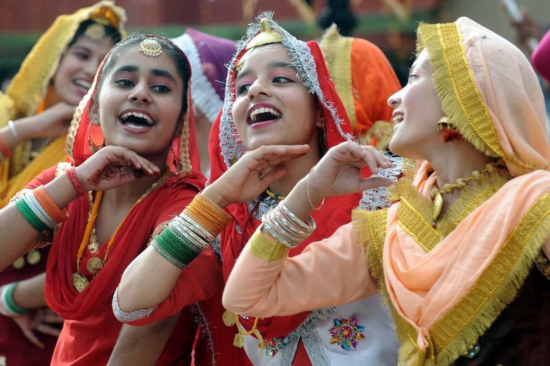 Indian school girls wearing traditional Punjabi dresses dance the 'giddha' folk dance during celebrations for India's Independence Day at the India-Pakistan border in Wagah on August 15, 2011. Indians are celebrating their 64th Independence Day after British ceded independence to the country in 1947. AFP PHOTO/ NARINDER NANU
 *** Local Caption ***  616265-01-08.jpg
