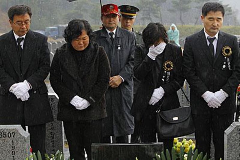 Relatives of those killed in North Korean shelling of South Korea's Yeonpyeong Island last year attend a memorial on the first anniversary of the attack at the National Cemetery in Daejeon yesterday.