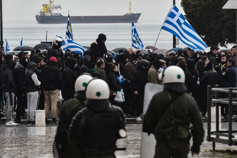Far-right nationalists militants demonstrate against illegal immigration in Thessaloniki on March 8, 2020, as tens of thousands of asylum-seekers have been trying to break through the land border with Turkey for a week after Turkey last month said it would no longer prevent people from leaving the country. (Photo by Sakis MITROLIDIS / AFP)