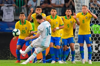 TOPSHOT - Argentina's Lionel Messi takes a free-kick against Brazil during their Copa America football tournament semi-final match at the Mineirao Stadium in Belo Horizonte, Brazil, on July 2, 2019. / AFP / Luis ACOSTA
