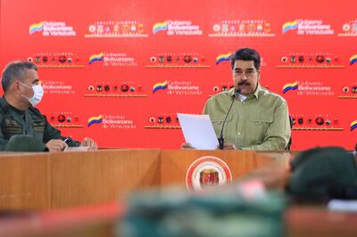 Handout picture released by the Venezuelan Presidency showing Venezuela's President Nicolas Maduro (R) speaking next to Venezuela's defence Minister Vladimir Padrino during a meeting with members of the Bolivarian National Armed Forces (FANB), at Miraflores Presidential Palace in Caracas on May 21, 2020, during the novel coronavirus, COVID-19, pandemic. / AFP / JHONN ZERPA
