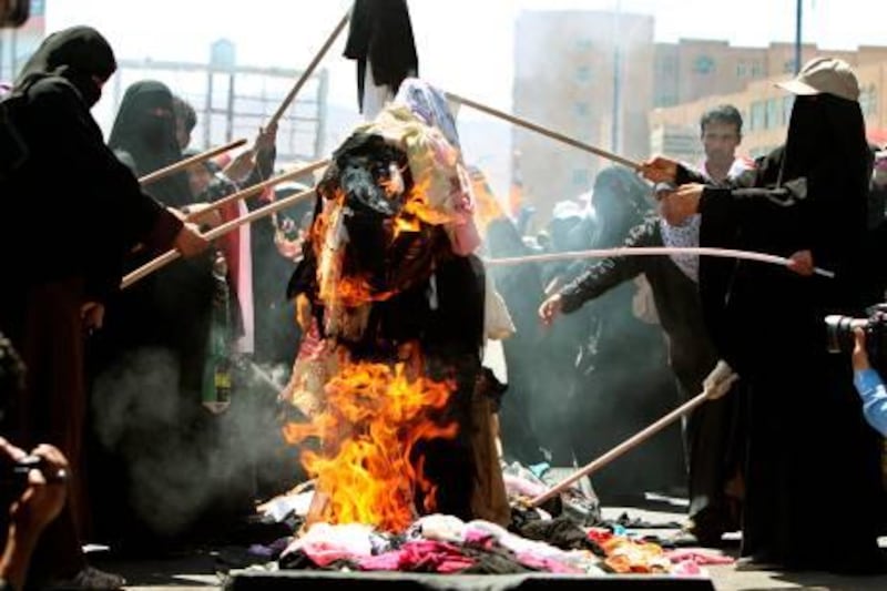 Yemeni veiled women burn veils in a symbolic and traditional move in Sanaa on October 26, 2011 to protest the regime's crackdown on female protesters. At least 19 Yemeni civilians, government troops and dissident soldiers were killed in continuing violence in the wake of President Ali Abdullah Saleh's most recent pledge to resign.       AFP PHOTO/MARWAN NAAMANI
 *** Local Caption ***  139289-01-08.jpg