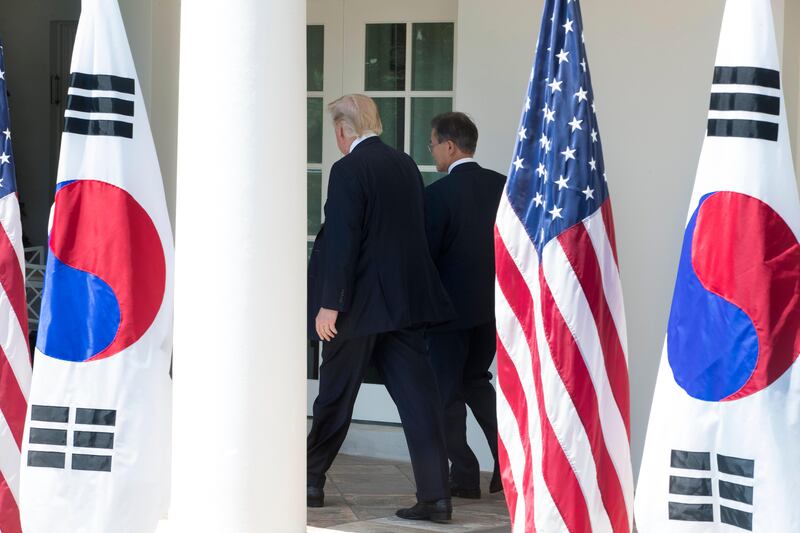 epa06058447 US President Donald J. Trump (L) and President of South Korea Moon Jae-in (R) walk down the Colonnade after delivering joint statements in the Rose Garden of the White House in Washington, DC, USA, 30 June 2017. South Korea's President Moon and US President Trump met to discuss a variety of security and trade issues during Moon's first visit to the US since becoming President.  EPA/MICHAEL REYNOLDS