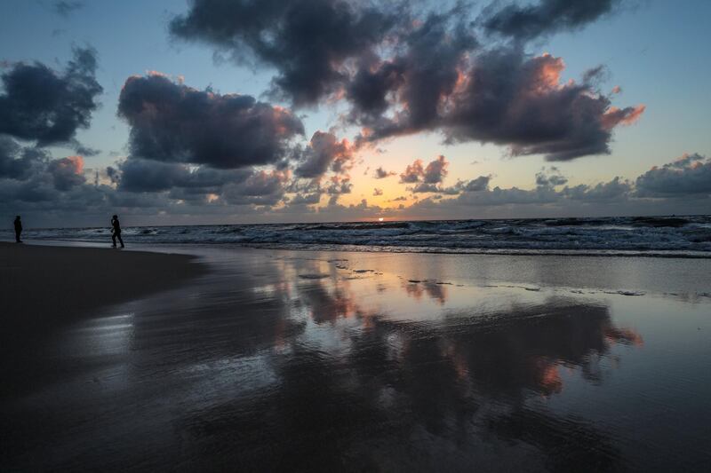 epaselect epa08329300 Palestinians of varying ages gather at the beach as the sun sets over Gaza City, Gaza Strip, 28 March 2020. The Palestinian Ministry of Health in Gaza has so far confirmed nine cases of the pandemic COVID-19 disease caused by the SARS-CoV-2 coronavirus in the Gaza Strip, which has been under a military land, air and sea blockade imposed by neighboring Israel and Egypt since 2007, when the Hamas movement gained power in the small, rectangular Palestinian territory of around 1.8 million inhabitants.  EPA/MOHAMMED SABER