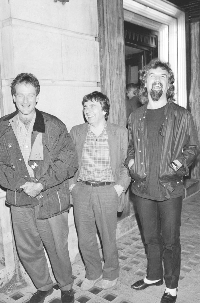 American comedian Robin Williams (left) outside Langan's restaurant, London, with English comedian Dudley Moore (1935 - 2002) and Scottish comic Billy Connolly (right), circa 1985. (Photo by Dave Hogan/Hulton Archive/Getty Images)