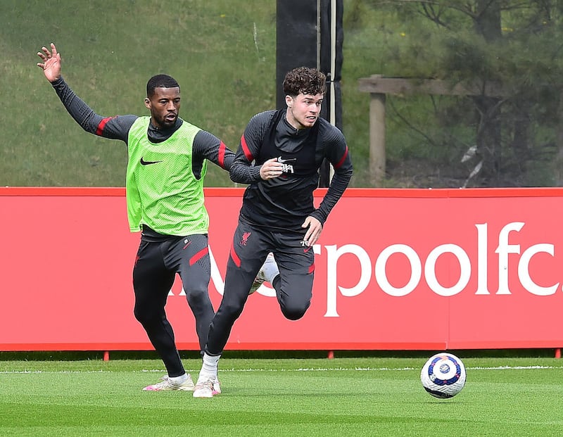 KIRKBY, ENGLAND - APRIL 28:(THE SUN OIUT. THE SUN ON SUNDAY OUT) Georginio Wijnaldum and Neco Williams of Liverpool during a training session at AXA Training Centre on April 28, 2021 in Kirkby, England. (Photo by John Powell/Liverpool FC via Getty Images)