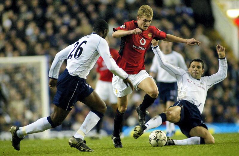 Football - FA Barclaycard Premiership , Tottenham Hotspur v Manchester United - 21/12/03 
Manchester United's Darren Fletcher tries to get past Tottenham's Ledley King and Gustavo Poyet 
Mandatory Credit : Action Images / Andy Couldridge 
Livepic