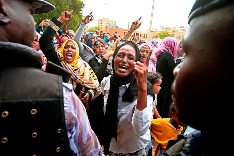 Demonstrators chant slogans as they protest outside the courthouse where the trial is held for Sudan's ousted president Omar al-Bashir along with 27 co-accused, over the 1989 military coup that brought Bashir to power, in the capital Khartoum on September 15, 2020.  / AFP / Ebrahim HAMID
