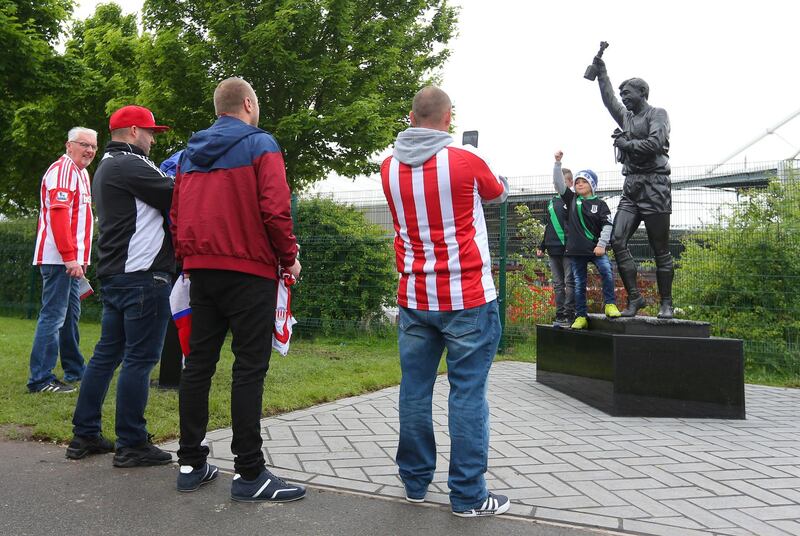 STOKE-ON-TRENT, ENGLAND - MAY 24: Fans look at the new statue of former Stoke City and England goalkeeper Gordon Banks outside the ground prior to the Barclays Premier League match between Stoke City and Liverpool at the Britannia Stadium on May 24, 2015 in Stoke-on-Trent, England. (Photo by Dave Thompson/Getty Images)