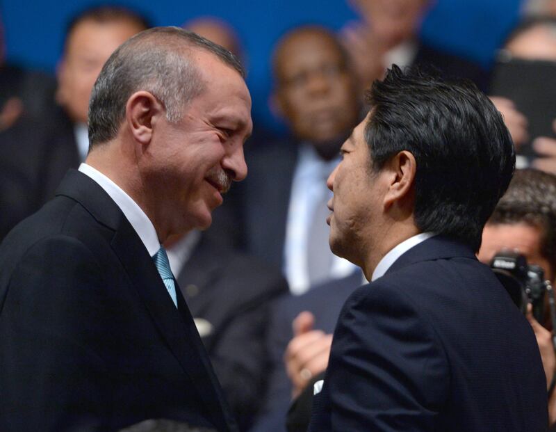 epa03856880 Turkish Prime Minister Recep Tayyip Erdogan (L) congratulates his Japanese counterpart Shinzo Abe after the election of the Olympic 2020 host city at the125th IOC Session at the Hilton hotel in Buenos Aires, Argentina, 07 September 2013. Tokyo finally finished ahead of Istanbul and Madrid.  EPA/Arne Dedert *** Local Caption ***  03856880.jpg