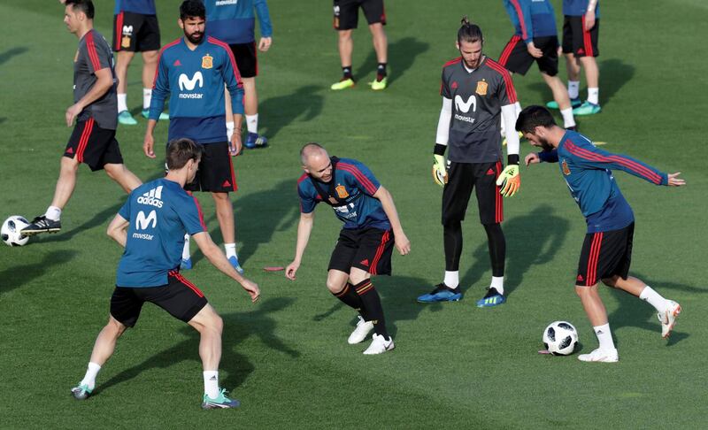 epa06778980 Spanish national soccer team players David de Gea (2-R), Diego Costa (2-L) and Andres Iniesta (C) during their team's training session at Las Rozas sports facilities in Madrid, Spain, 01 June 2018. The Spanish team prepares for the FIFA World Cup 2018 taking place in Russia from 14 June until 15 July 2018.  EPA/ZIPI