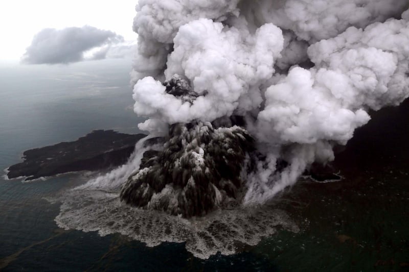 TOPSHOT - This aerial picture taken on December 23, 2018 by Bisnis Indonesia shows the Anak (Child) Krakatoa volcano erupting in the Sunda Straits off the coast of southern Sumatra and the western tip of Java. The death toll from the December 22 volcano-triggered tsunami in Indonesia has risen to 281, with more than 1,000 people injured, the national disaster agency said on December 24, as the desperate search for survivors ramped up. / AFP / BISNIS INDONESIA / Nurul HIDAYAT

