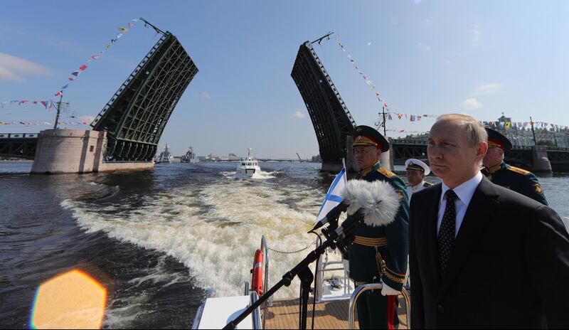 Russian President Vladimir Putin (front) and Russian Defense Minister Sergei Shoigu (L) attend the Main Naval Parade marking the Russian Navy Day in St. Petersburg, Russia.  EPA / MICHAEL KLIMENTYEV