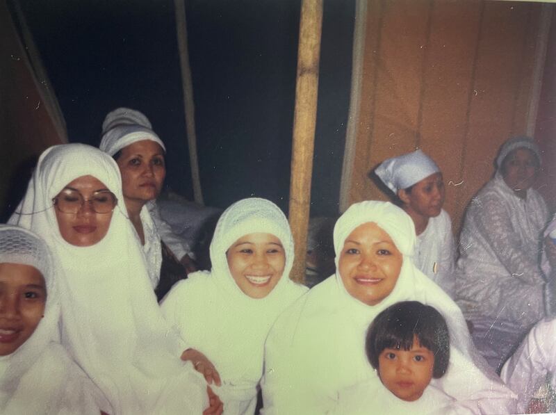 Wejdan Bugis in her mother's lap surrounded by pilgrims in hajj 1978.