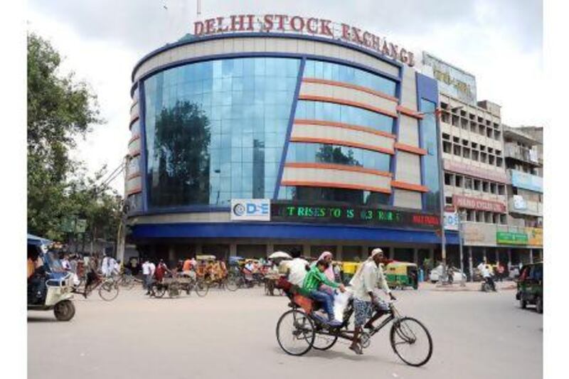 A view of the Delhi stock exchange in the old part of New Delhi on August 8, 2011. India's central bank said risks to the growth of Asia's third-largest economy were "limited" after the US credit downgrade that has spooked global markets. "India is not insulated from global developments. But in the worst phase of the recent global crisis, India's economy grew by 6.8 percent, suggesting high resilience emerging from local factors," the bank said in a statement. AFP PHOTO/Sajjad HUSSAIN

 *** Local Caption *** 571804-01-08.jpg