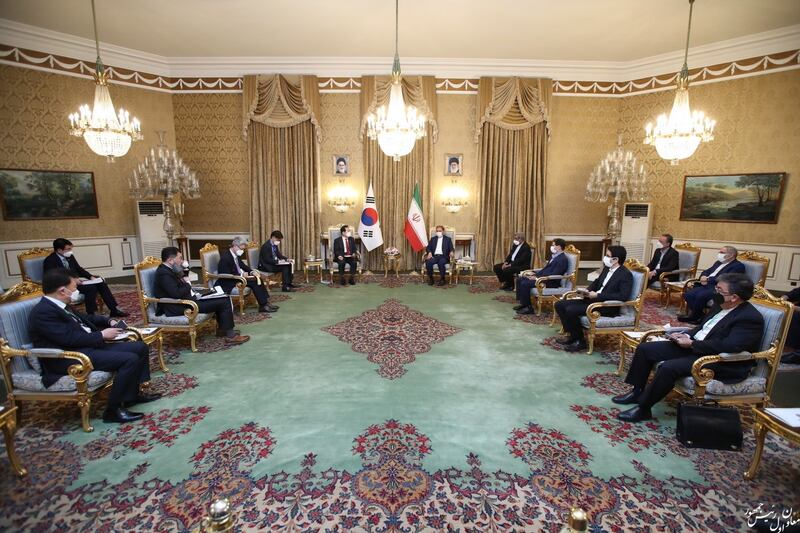 Iranian Senior Vice- President Eshaq Jahangiri talks to South Korea's Prime Minister Chung Sye-kyun during a meeting in Tehran, Iran. EPA