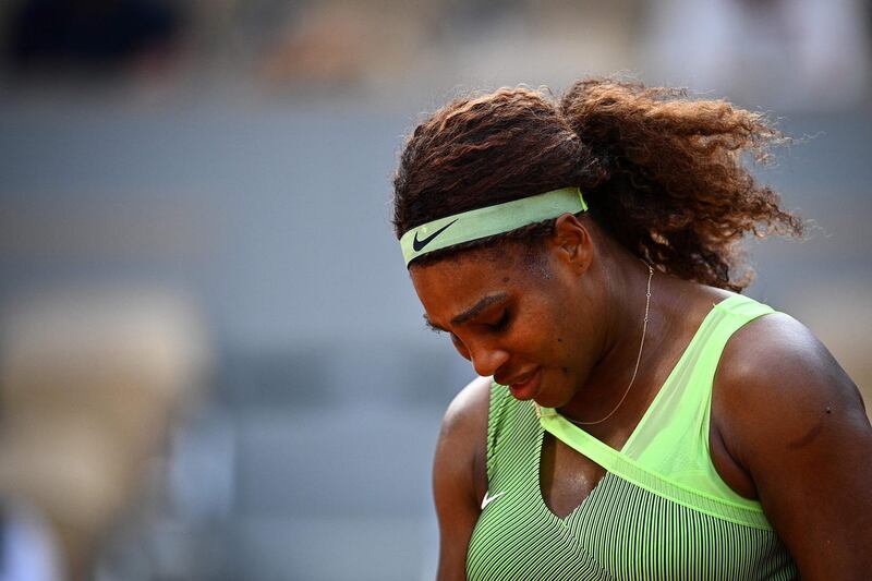 TOPSHOT - Serena Williams of the US reacts as she plays against Kazakhstan's Elena Rybakina during their women's singles fourth round tennis match on Day 8 of The Roland Garros 2021 French Open tennis tournament in Paris on June 6, 2021. / AFP / Christophe ARCHAMBAULT
