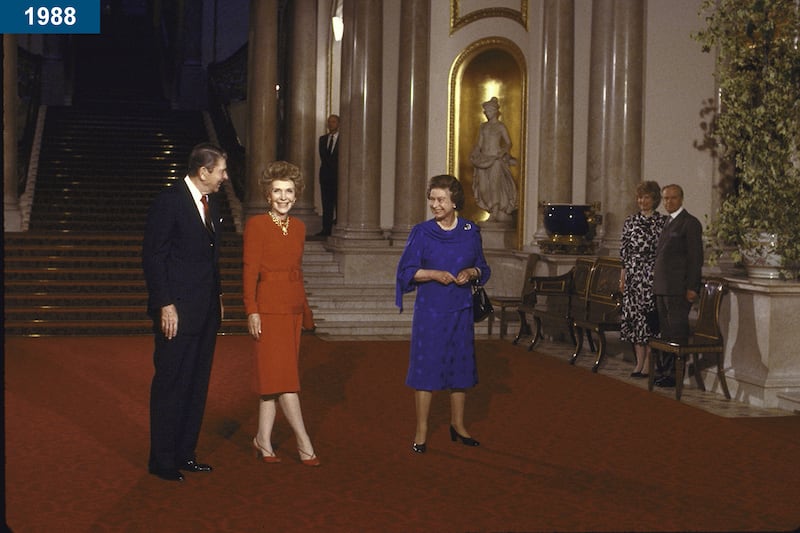 1988: US president Ronald Reagan and his wife Nancy Reagan chatting with the queen at Buckingham Palace.