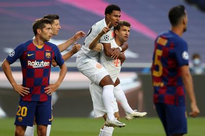 TOPSHOT - Bayern Munich's German forward Thomas Mueller (R) celebrates with Bayern Munich's German midfielder Serge Gnabry after scoring a goal during the UEFA Champions League quarter-final football match between Barcelona and Bayern Munich at the Luz stadium in Lisbon on August 14, 2020. / AFP / POOL / Rafael Marchante
