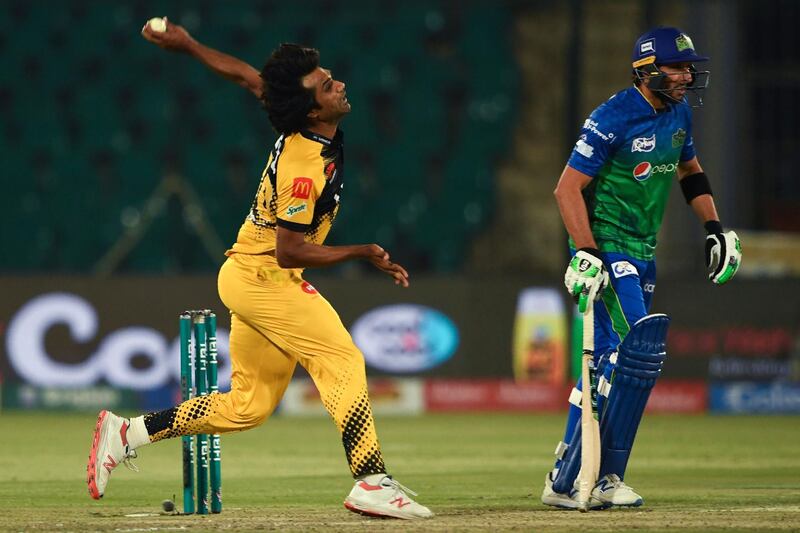 Peshawar Zalmi's Rahat Ali (L) delivers the ball next to Multan Sultans' Shahid Afridi during the T20 cricket match between Peshawar Zalmi and Multan Sultans at the National Cricket Stadium in Karachi on March 13, 2020.  / AFP / Asif HASSAN
