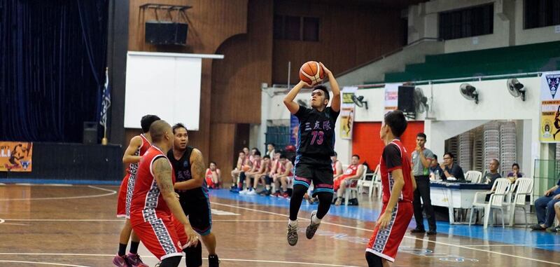 John Gil Aposaga takes a shot during an amateur basketball game. Photo: Alan Su