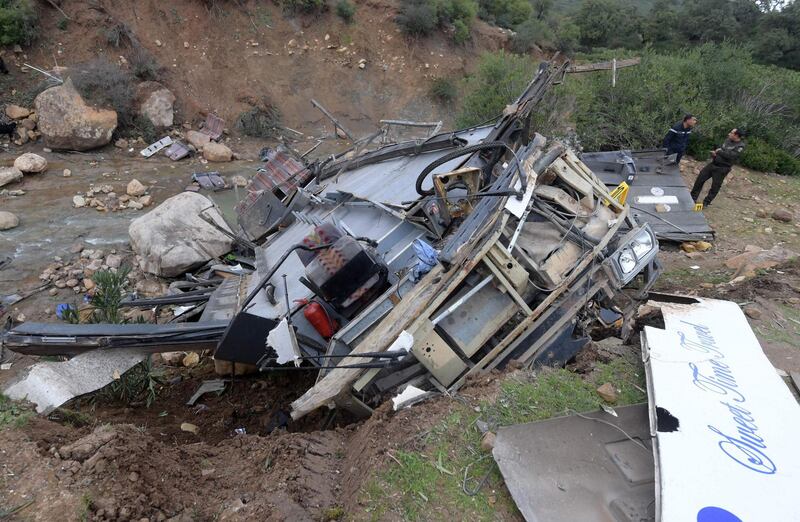 Tunisian security forces check the debris of a bus that plunged over a cliff into a ravine, in Ain Snoussi in northern Tunisia on December 1, 2019.  The bus, with 43 people on board had set off from the capital Tunis to the mountain town of Ain Draham, the tourism ministry said.
About twenty-four people were reported killed and more than 18 injured.  / AFP / Fethi Belaid
