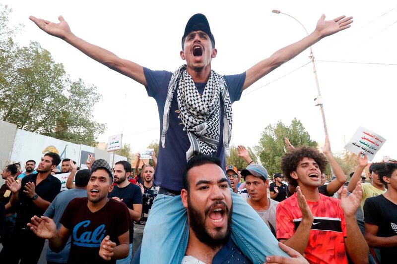 Iraqis shout slogans during ongoing protests in the southern city of Basra on August 24, 2018. - Iraq has been gripped by protests over power outages, unemployment, state mismanagement and a lack of clean water. The demonstrations erupted in the neglected southern province of Basra, home to Iraq's only sea port, before spreading north including to Baghdad. (Photo by Haidar MOHAMMED ALI / AFP)