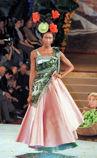 British top model Naomi Campbell shows off a long bustier evening dress with wide straps and green scarf-like top and light pink skirt 17 October during the presentation in Paris of French designer Jean-Paul Gaultier's Spring/Summer '98 ready-to-wear collection. / AFP PHOTO / THOMAS COEX