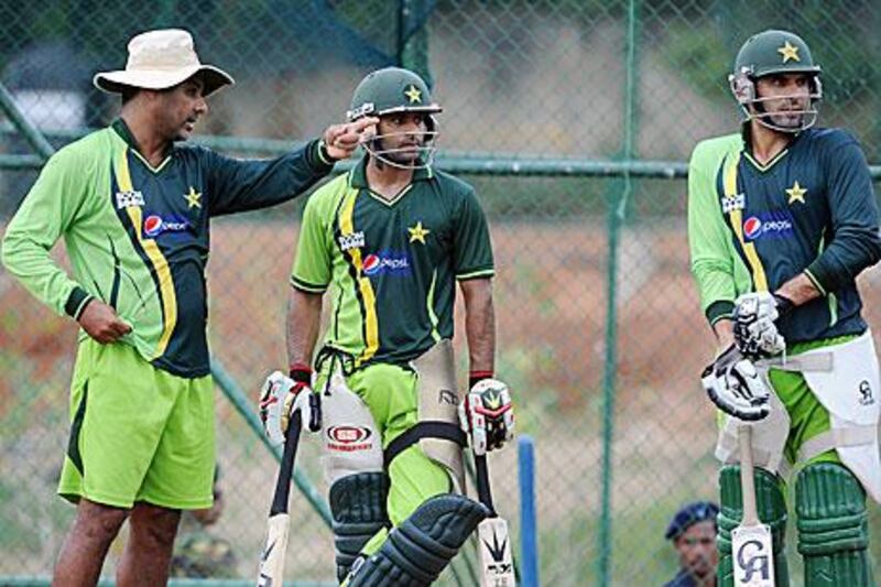 Waqar Younis, left, gives instructions to Mohammad Hafeez and Misbah-ul-Haq, right, during a training session. Lakruwan Wanniarachchi / AFP