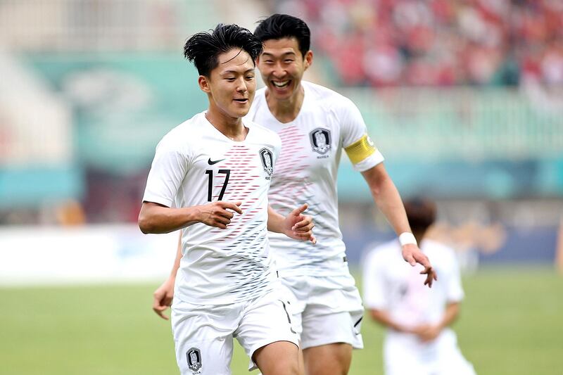 epa06981546 South Korea's Seungwoo Lee (L) celebrates after scoring during the Men's semifinal soccer match between Vietnam and South Korea at the 2018 Asian Games in Pakansari, Indonesia, 29 August 2018.  EPA/STR
