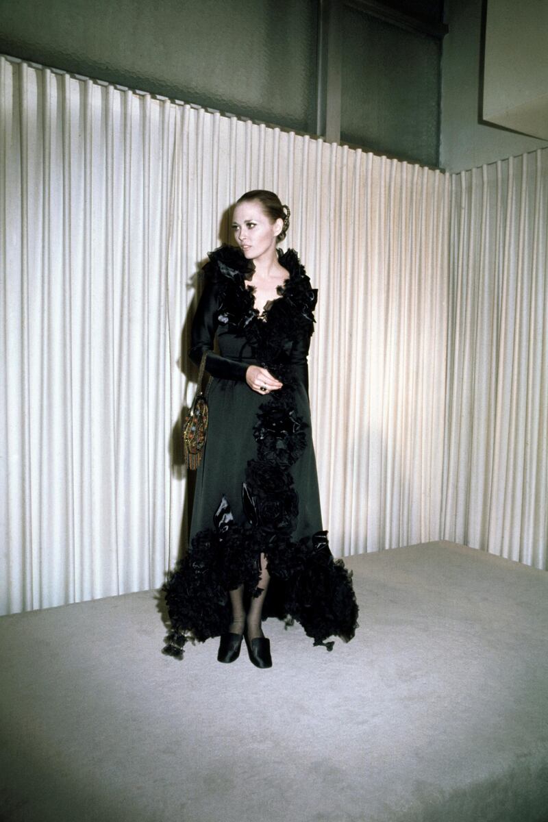 (Original Caption) Faye Dunaway is shown as she arrives with escort at the Academy Awards presentations.