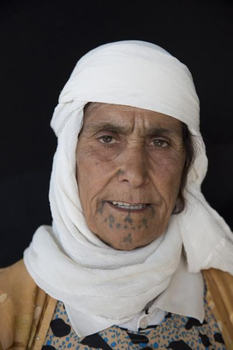 Emina Diyar, about 60 years old, from Kobani. ‘I went to the nomads when I was about eight years old to have the tattoos made. When I got home, I hid my face with my scarf, but when my father saw it, he was angry. He asked: Who did this to you?’