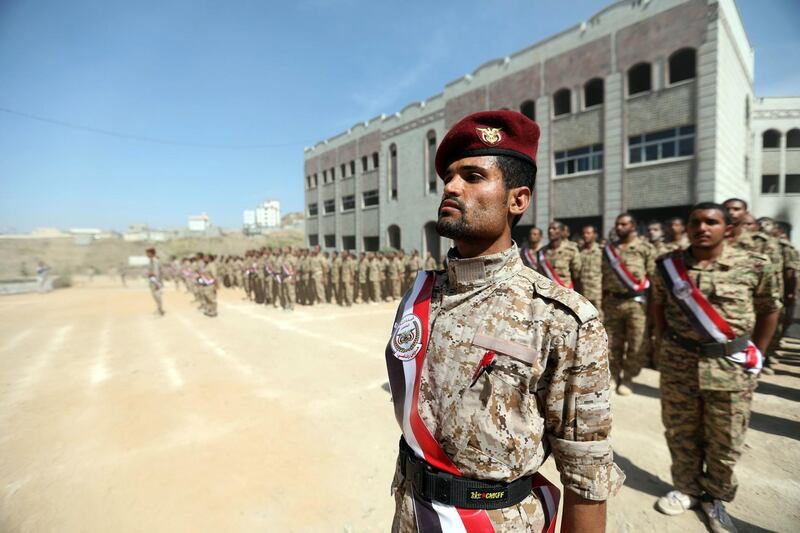 Fighters from the Popular Resistance Committees, supporting forces loyal to Yemen's Saudi-backed President Abedrabbo Mansour Hadi, attend a graduation ceremony in the country's third city Taez, on January 17, 2018. / AFP PHOTO / Ahmad AL-BASHA