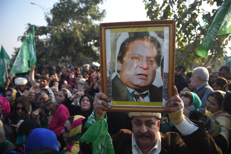 Supporters of Pakistan's former prime minister Nawaz Sharif gather outside the anti-corruption court in Islamabad on December 24, 2018, ahead of the court verdict against Nawaz in the Al-Azizia and Flagship Investment cases. The accountability court was set to decide the fate of the three-time prime minister in the Al-Azizia and Flagship Investment cases on December 24. / AFP / FAROOQ NAEEM
