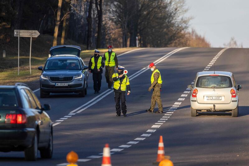 Police stop vehicles at the checkpoint on the road between Sokolka and Kuznica. AFP