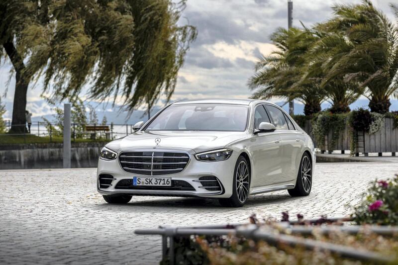 Mercedes-Benz S 500 4MATIC; Exterieur: designo diamantweiss bright, AMG Line; Interieur:  Leder Exklusiv karminrot/schwarz;Krafstoffverbrauch kombiniert (NEFZ): 8,4-7,8 l/100 km, CO2-Emissionen kombiniert (NEFZ): 192-179 g/km*

Mercedes-Benz S 500 4MATIC; exterior: designo diamond white bright, AMG line; interior: leather exclusive carmine red/black;Combined fuel consupmtion (NEDC): 8.4-7.8 l/100 km, combined CO2-emissions (NEDC): 192-179 g/km*