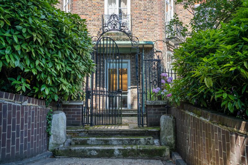 Frognal House is a stone's throw from both Hampstead Heath and Finchley Road