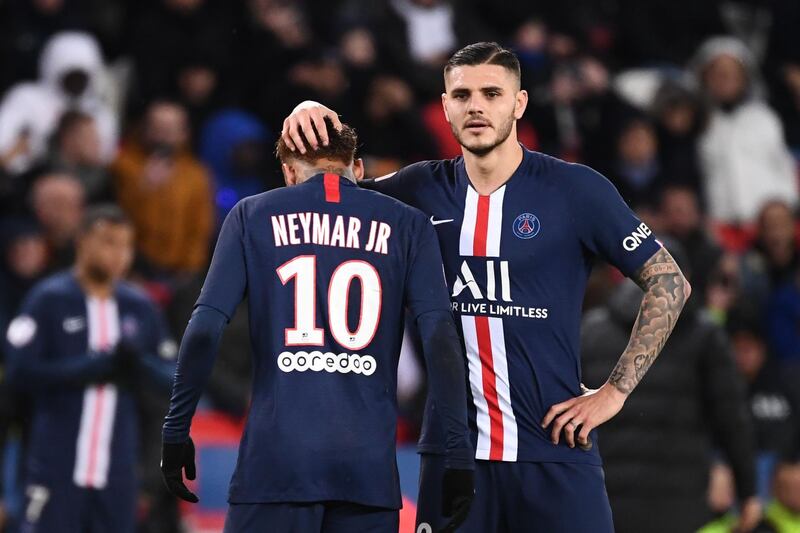 Paris Saint-Germain's Argentine forward Mauro Icardi (R) comforts Paris Saint-Germain's Brazilian forward Neymar as he leaves the pitch during the French L1 football match between Paris Saint-Germain (PSG) and Lille (LOSC) on November 22, 2019 at the Parc des Princes in Paris. / AFP / FRANCK FIFE
