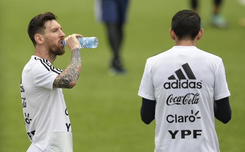 Argentina's forward Lionel Messi (L) drinks water during a training session at the team's base camp in Bronnitsy, on June 13, 2018 ahead of the Russia 2018 World Cup football tournament. / AFP / JUAN MABROMATA
