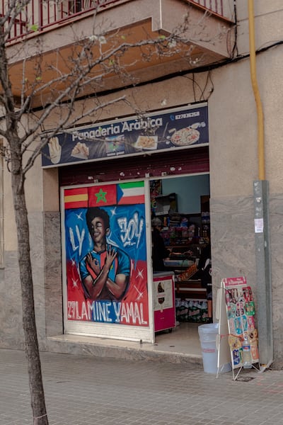 La panadería arábica de Rocafunda, situada en la costa catalana del Maresme, en las afueras de Mataró, regentada por el tío del prodigio barcelonés Lamine Yamall, muestra con orgullo un mural de Limal en modo celebración 