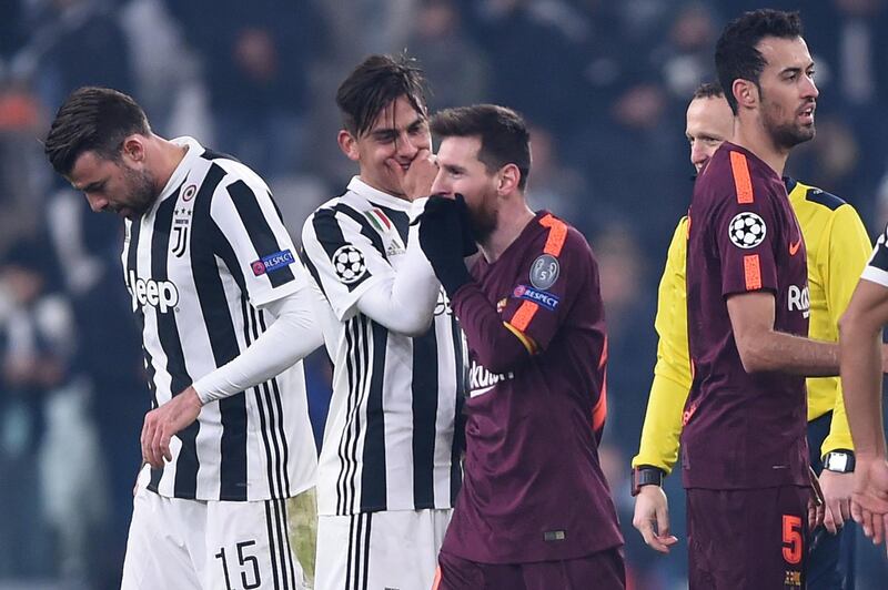 Juventus' forward from Argentina Paulo Dybala (2ndL) speaks to Barcelona's Argentinian forward Lionel Messi at the end of the UEFA Champions League Group D football match Juventus Barcelona on November 22, 2017 at the Juventus stadium in Turin.  / AFP PHOTO / Filippo MONTEFORTE