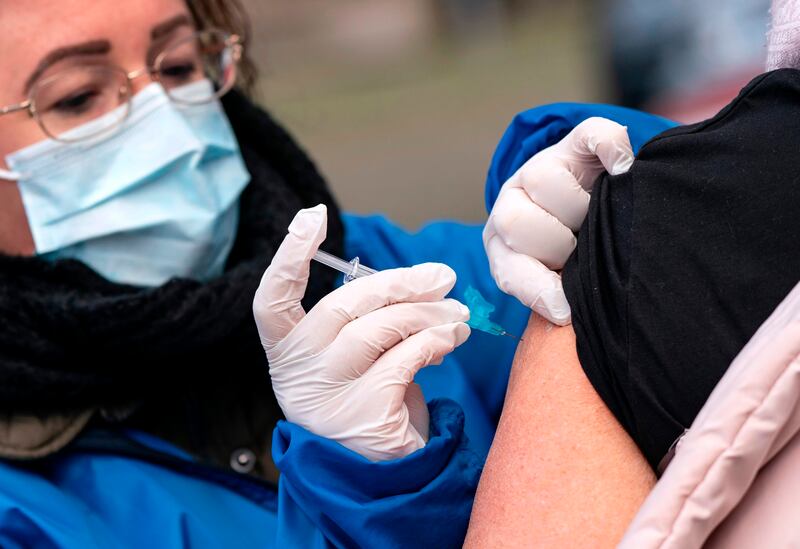A nurse wearing a face mask injects the vaccine against influenza to a high-risk patient, outdoors to prevent the spread of the coronavirus Covid-19, in Trelleborg, southern Sweden, on November 19, 2020. Sweden OUT
 / AFP / TT NEWS AGENCY / Johan NILSSON
